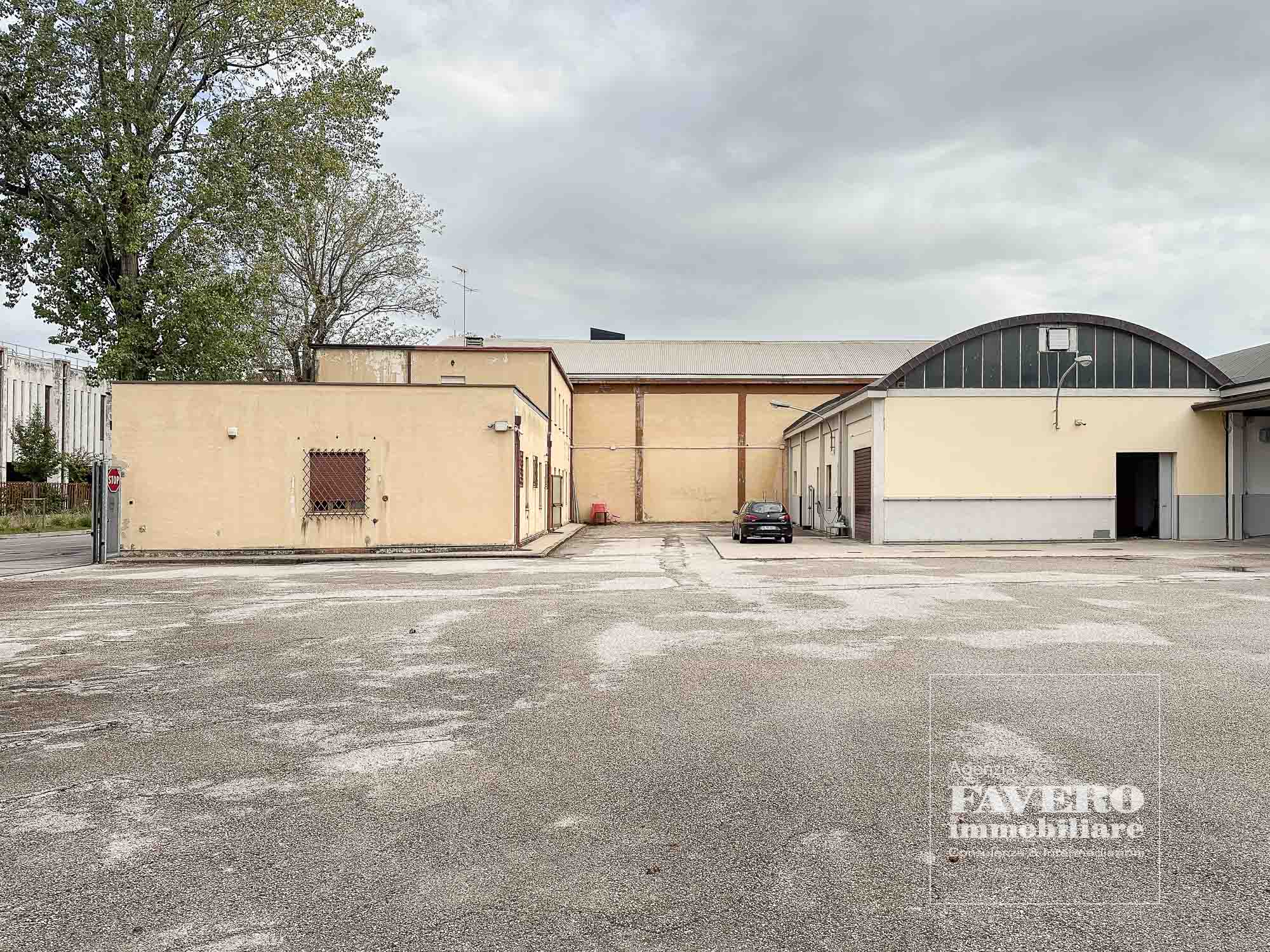 VENEZIA Mestre Capannone con Piazzale, Uffici, Banchina acquea con pontile 3 posti barca.